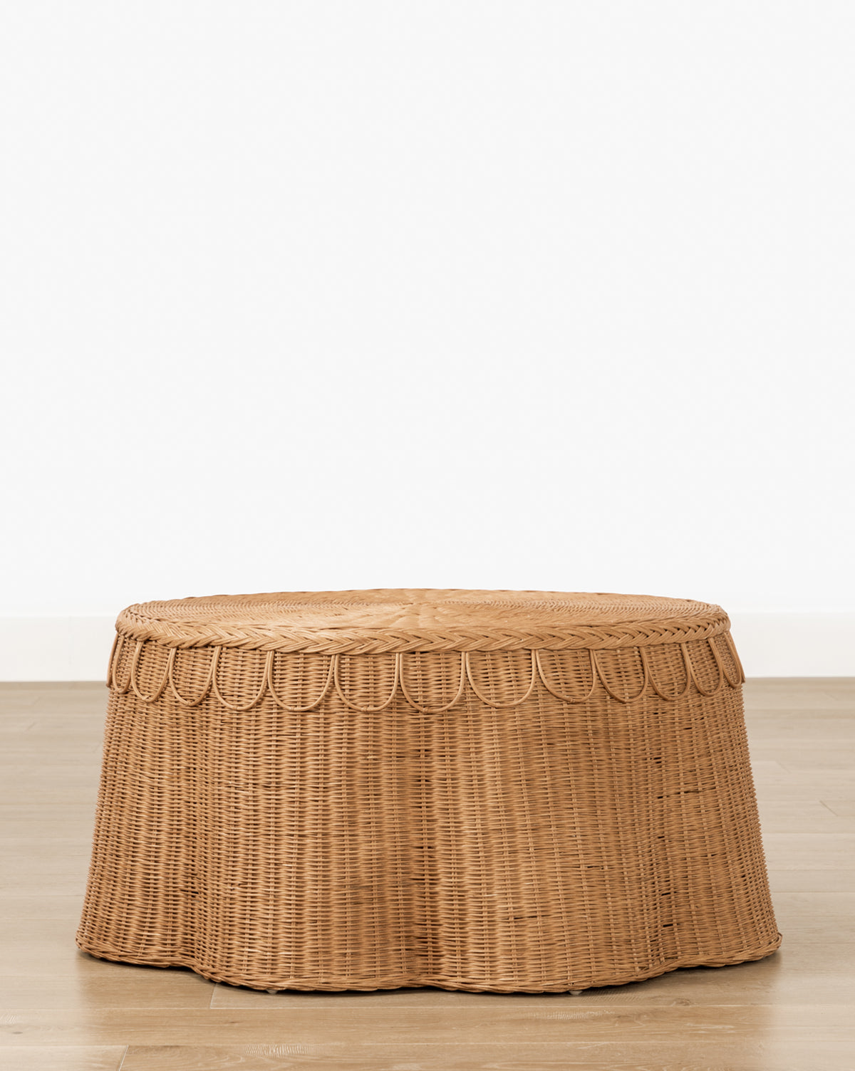 Table basse bohème en rotin avec détails festonnés et texture tissée à la main pour le salon
