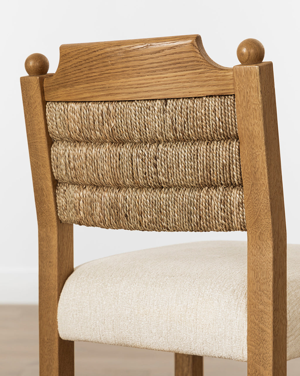 Tabouret de bar bohème en chêne et jonc de mer avec assise performante en coton-lin pour salle à manger