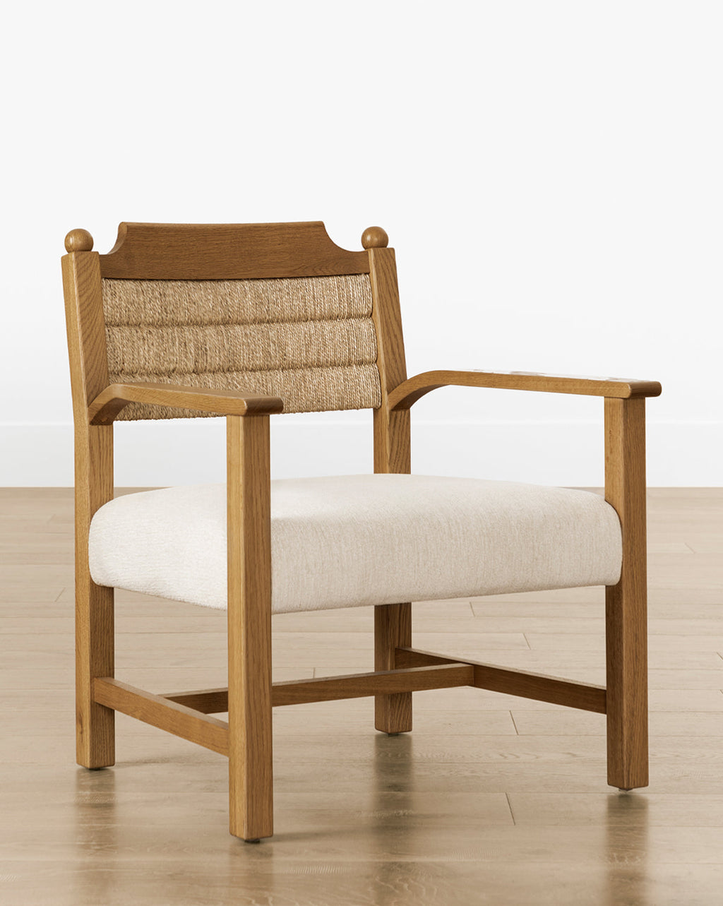 Fauteuil de salon bohème en chêne et jonc de mer avec mélange de coton et lin haute performance pour le salon