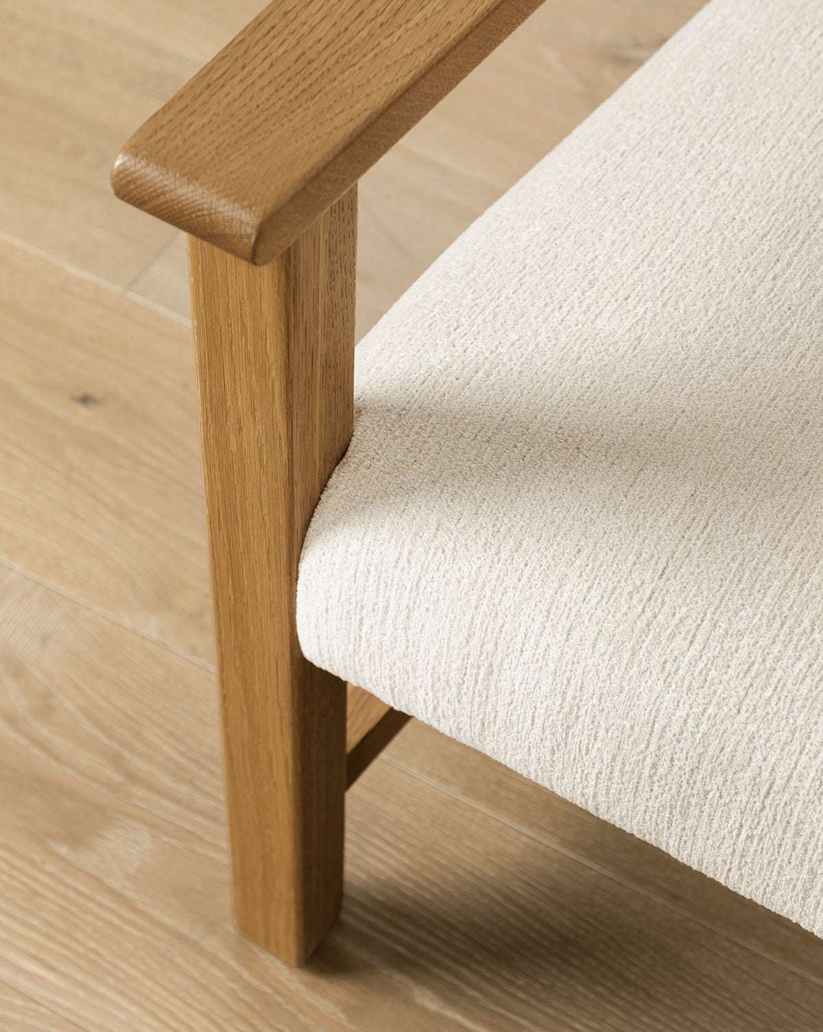 Fauteuil de salon bohème en chêne et jonc de mer avec mélange de coton et lin haute performance pour le salon