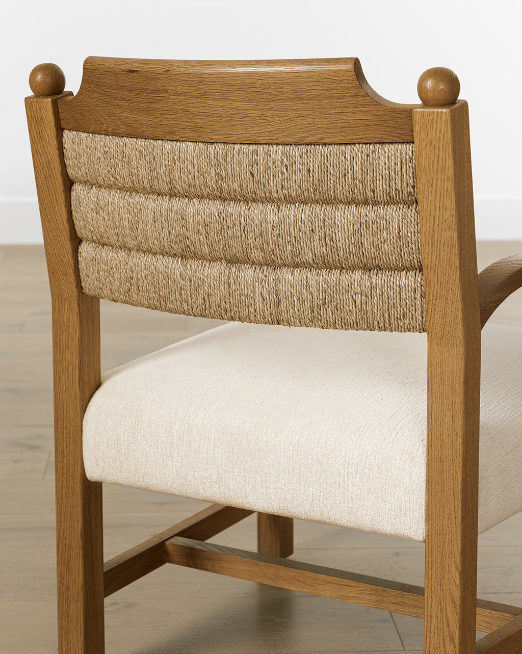 Fauteuil de salon bohème en chêne et jonc de mer avec mélange de coton et lin haute performance pour le salon