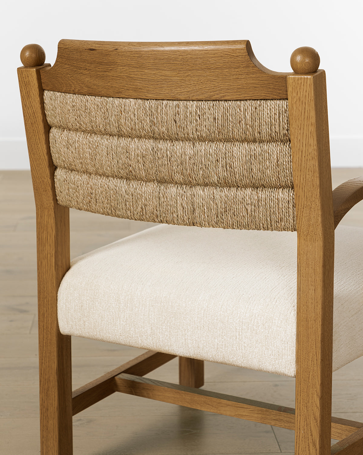 Fauteuil de salon bohème en chêne et jonc de mer avec mélange de coton et lin haute performance pour le salon