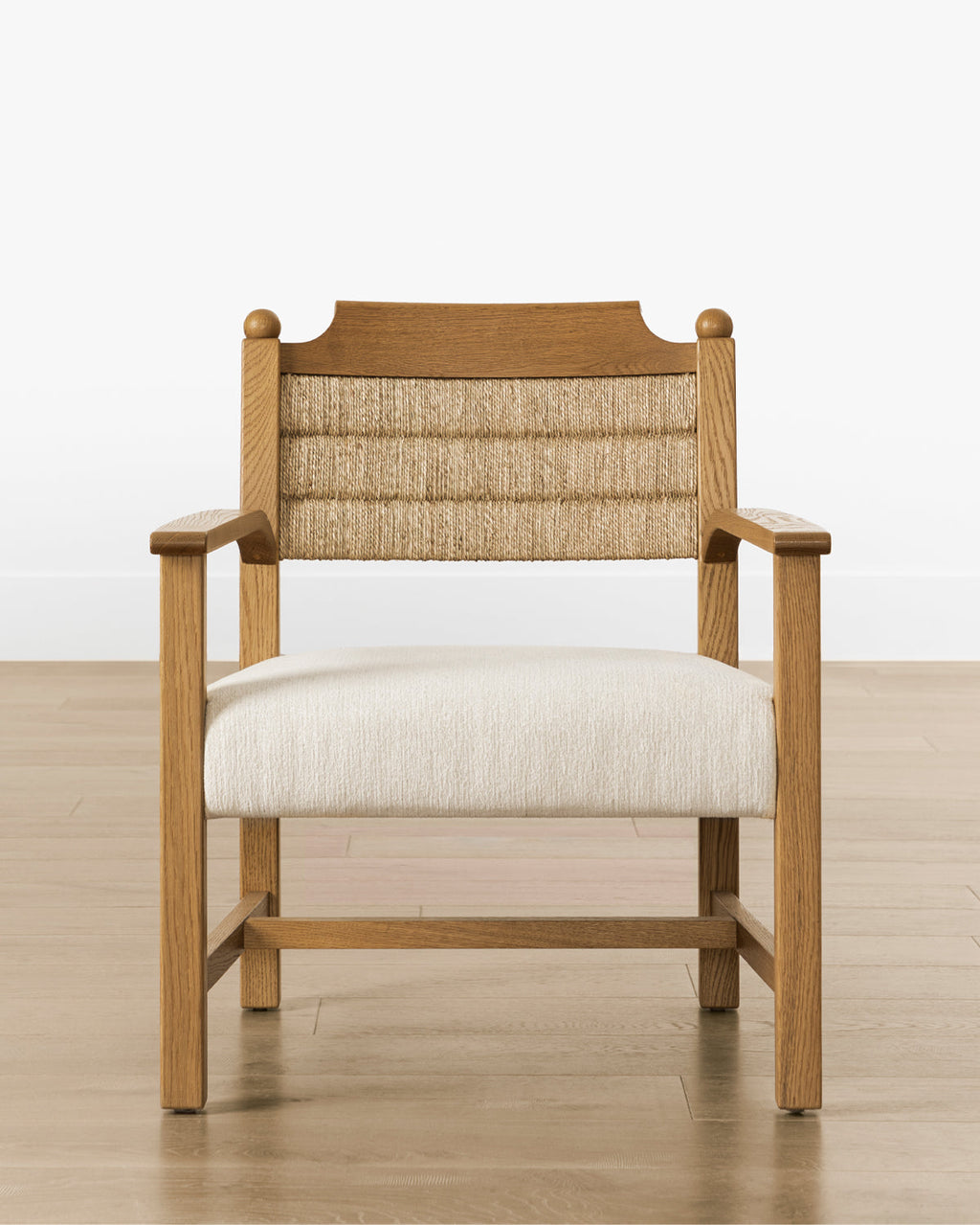 Fauteuil de salon bohème en chêne et jonc de mer avec mélange de coton et lin haute performance pour le salon