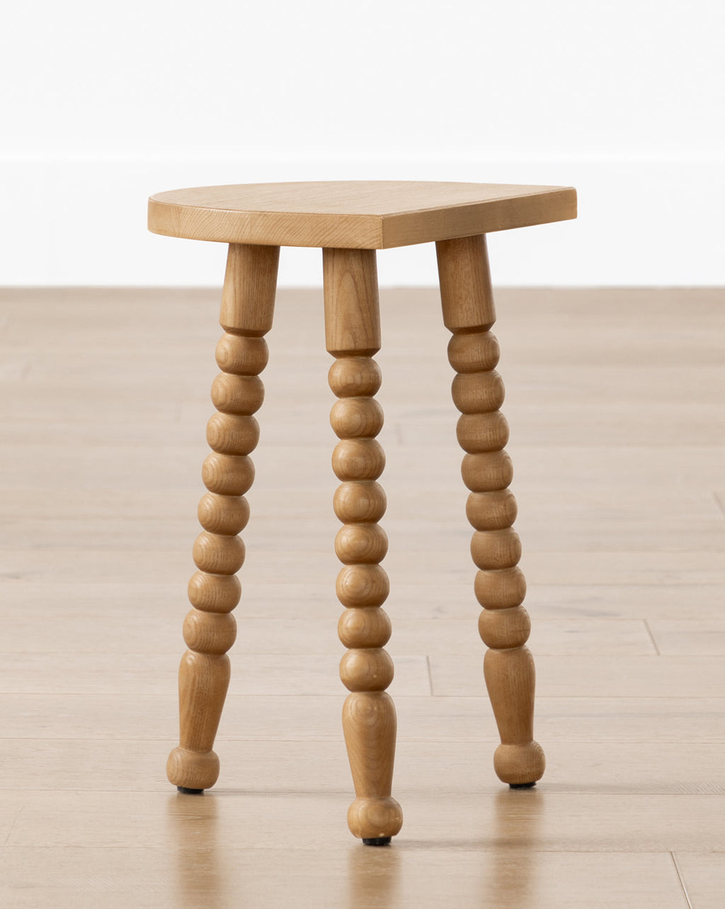 Tabouret en bois de chêne miel scandinave avec finition naturelle pour salon