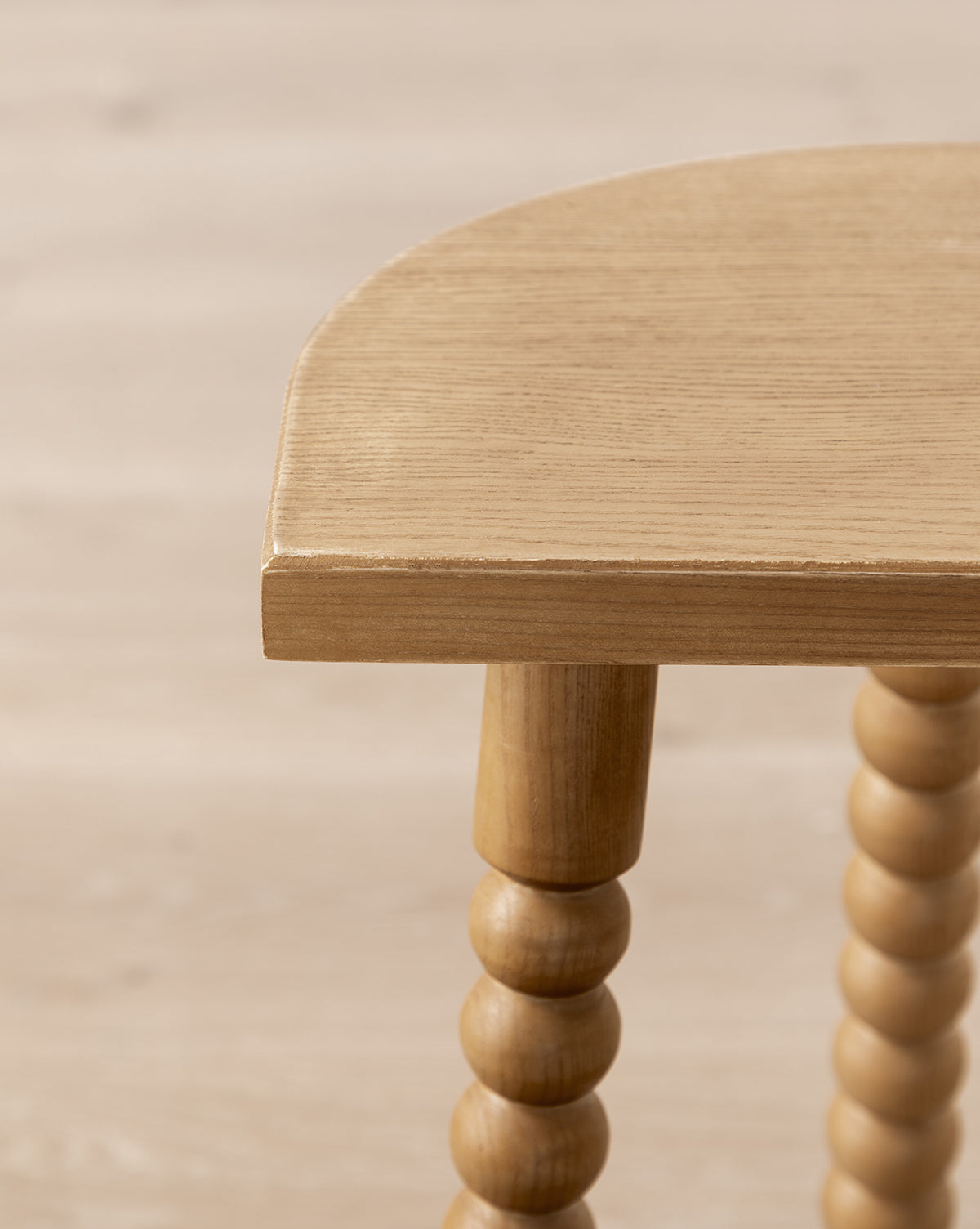 Tabouret en bois de chêne miel scandinave avec finition naturelle pour salon