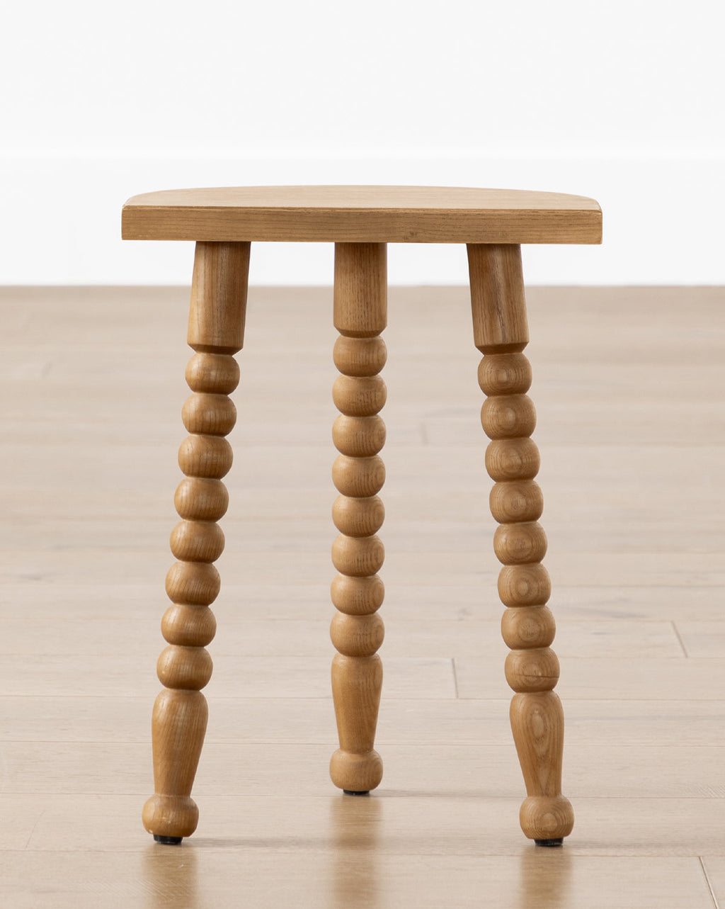 Tabouret en bois de chêne miel scandinave avec finition naturelle pour salon