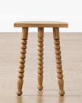 Tabouret en bois de chêne miel scandinave avec finition naturelle pour salon