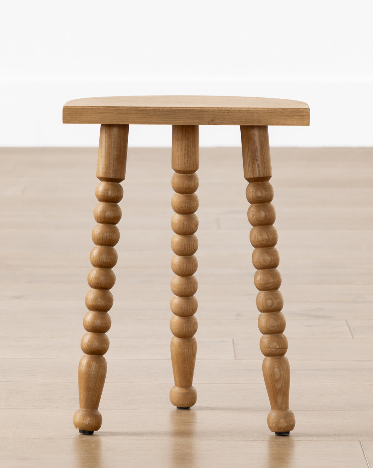 Tabouret en bois de chêne miel scandinave avec finition naturelle pour salon
