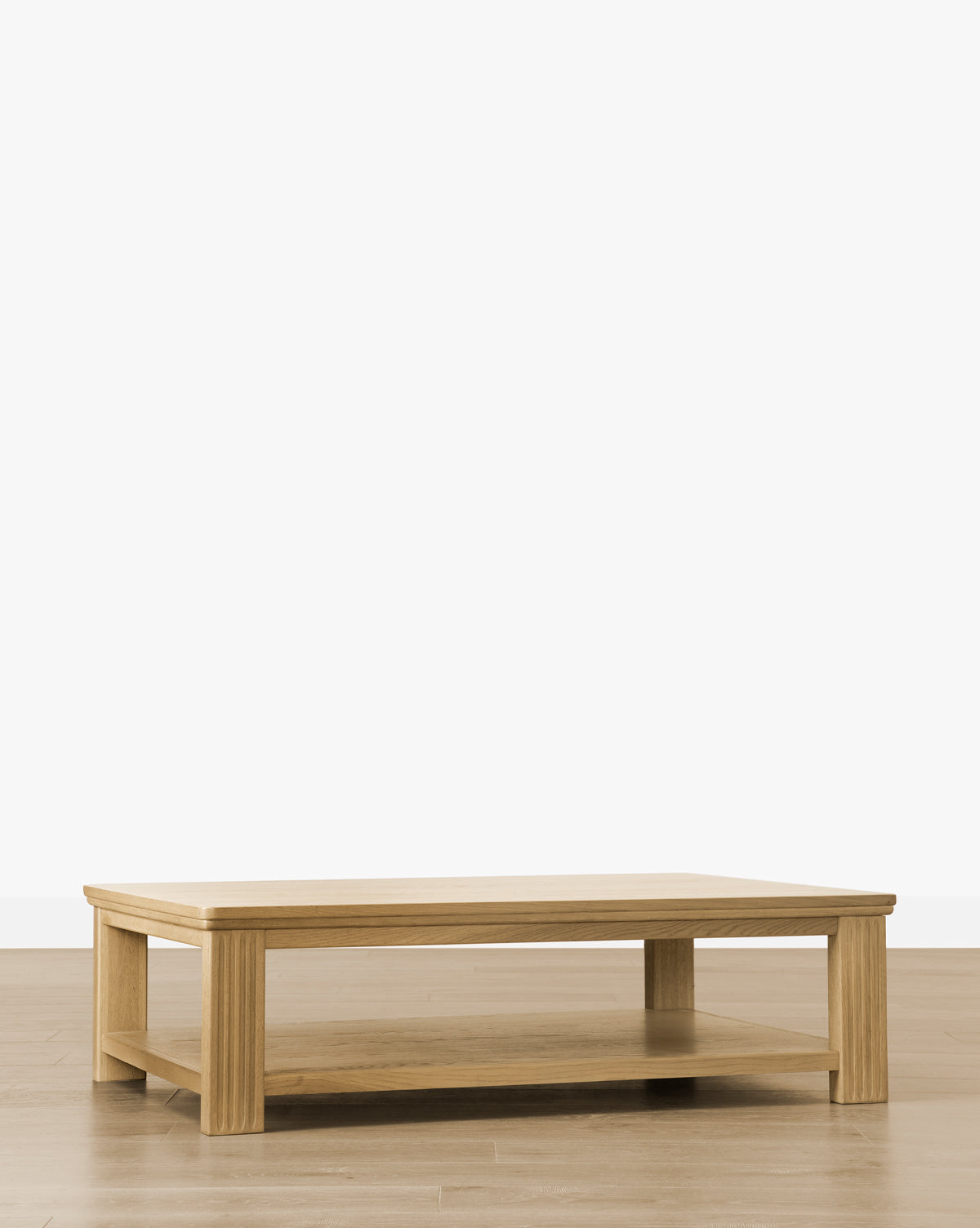 Table basse chêne Driftwood traditionnelle avec cannelures verticales et texture brossée pour le salon