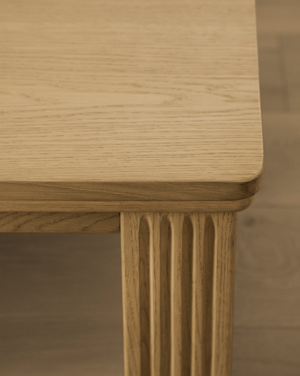 Table basse chêne Driftwood traditionnelle avec cannelures verticales et texture brossée pour le salon