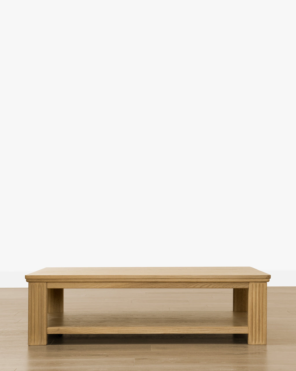 Table basse chêne Driftwood traditionnelle avec cannelures verticales et texture brossée pour le salon