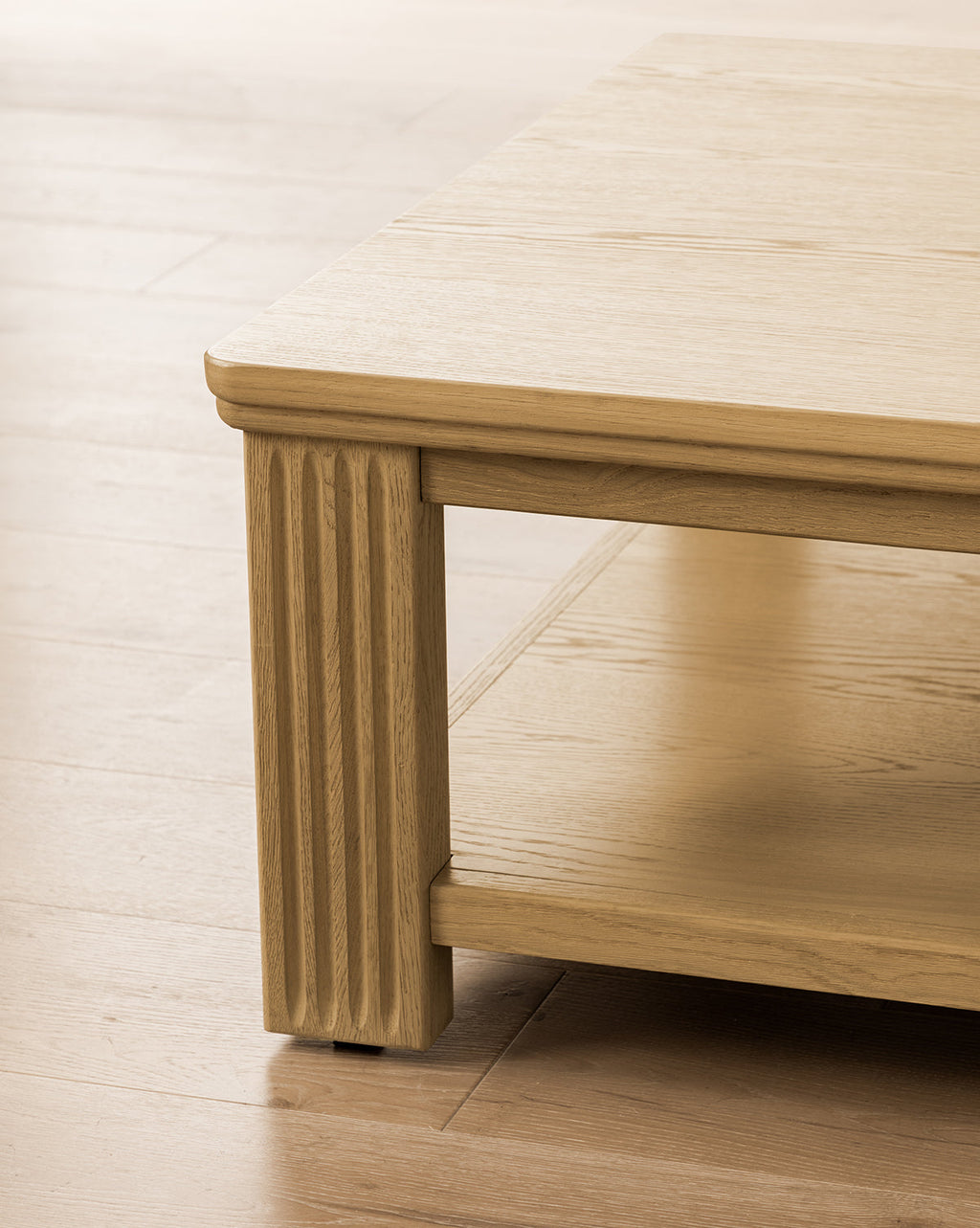 Table basse chêne Driftwood traditionnelle avec cannelures verticales et texture brossée pour le salon