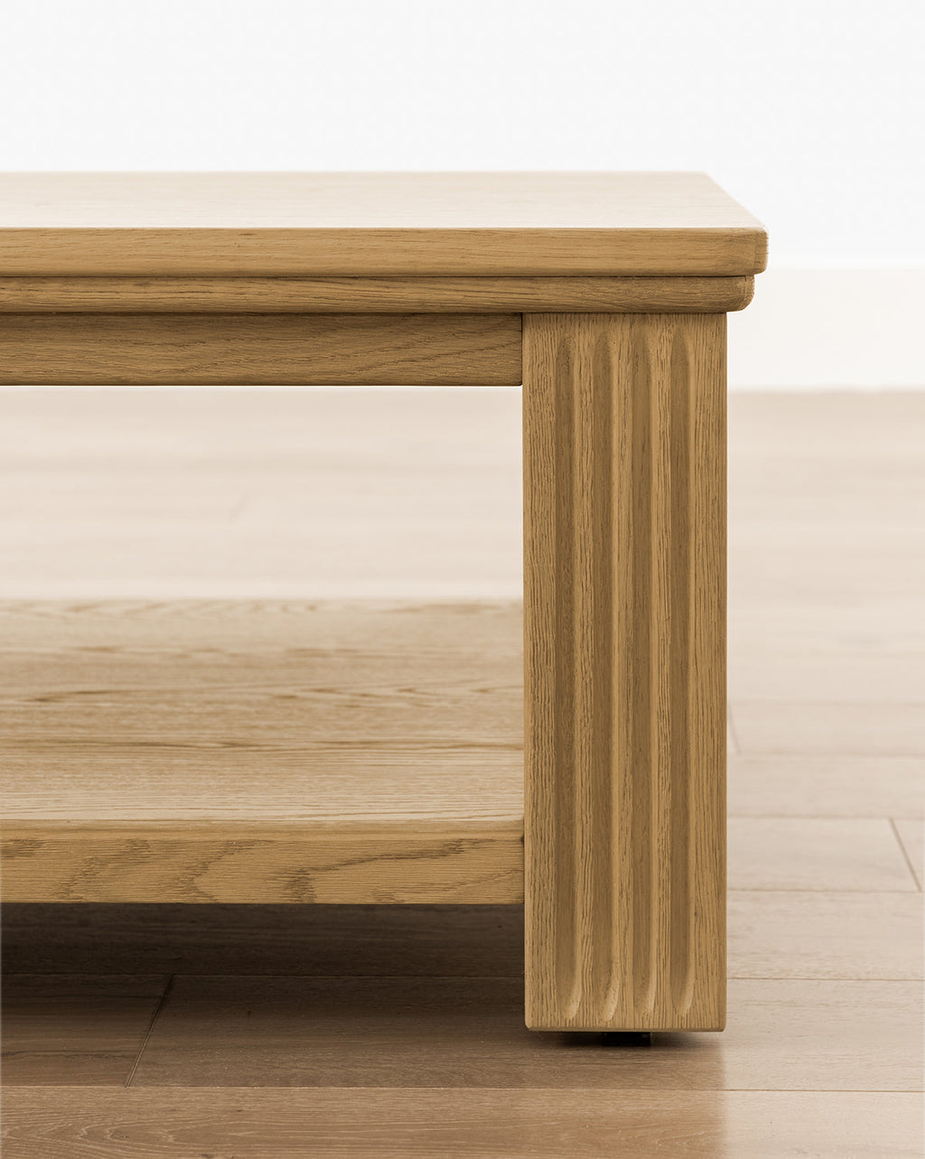 Table basse chêne Driftwood traditionnelle avec cannelures verticales et texture brossée pour le salon