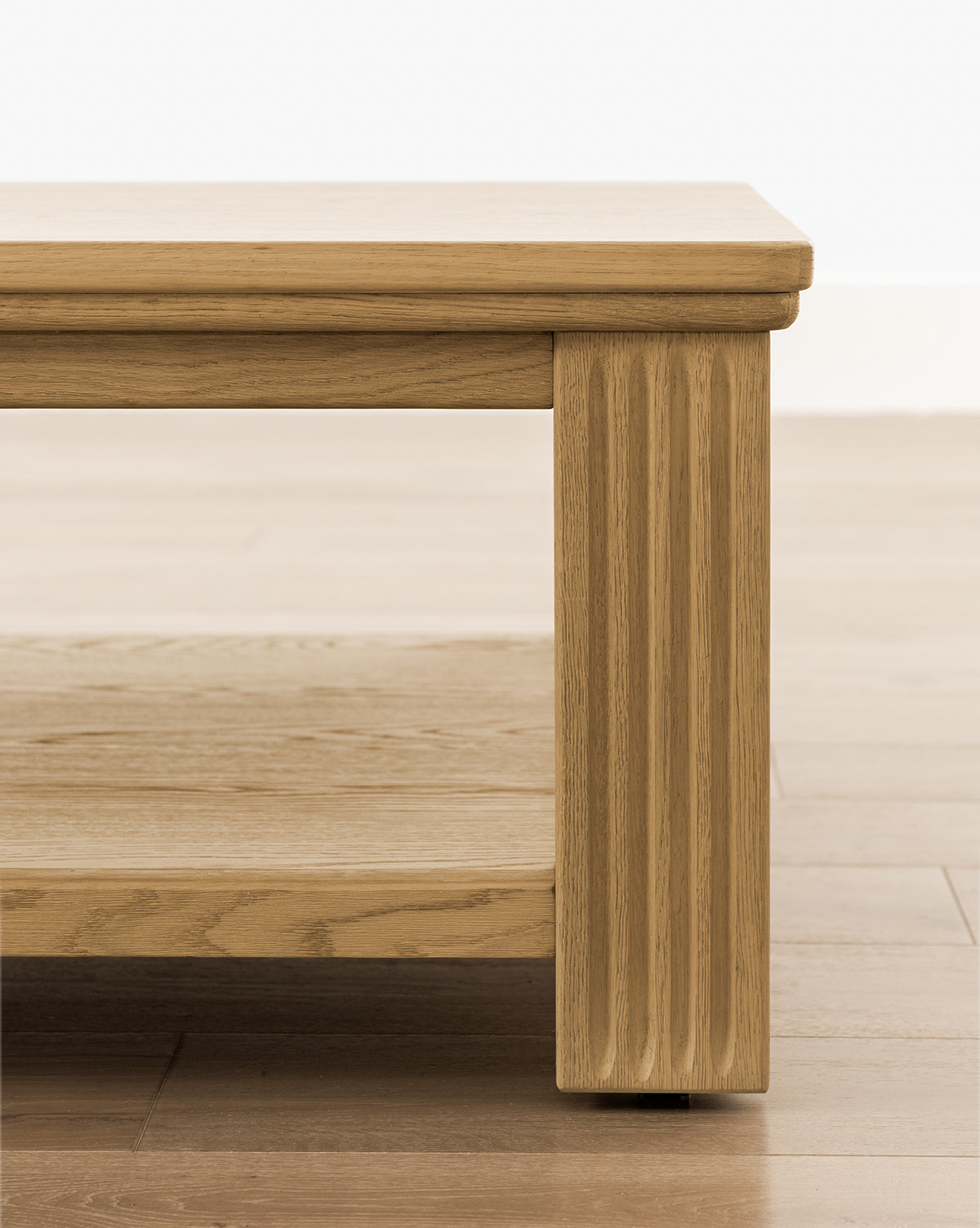 Table basse chêne Driftwood traditionnelle avec cannelures verticales et texture brossée pour le salon