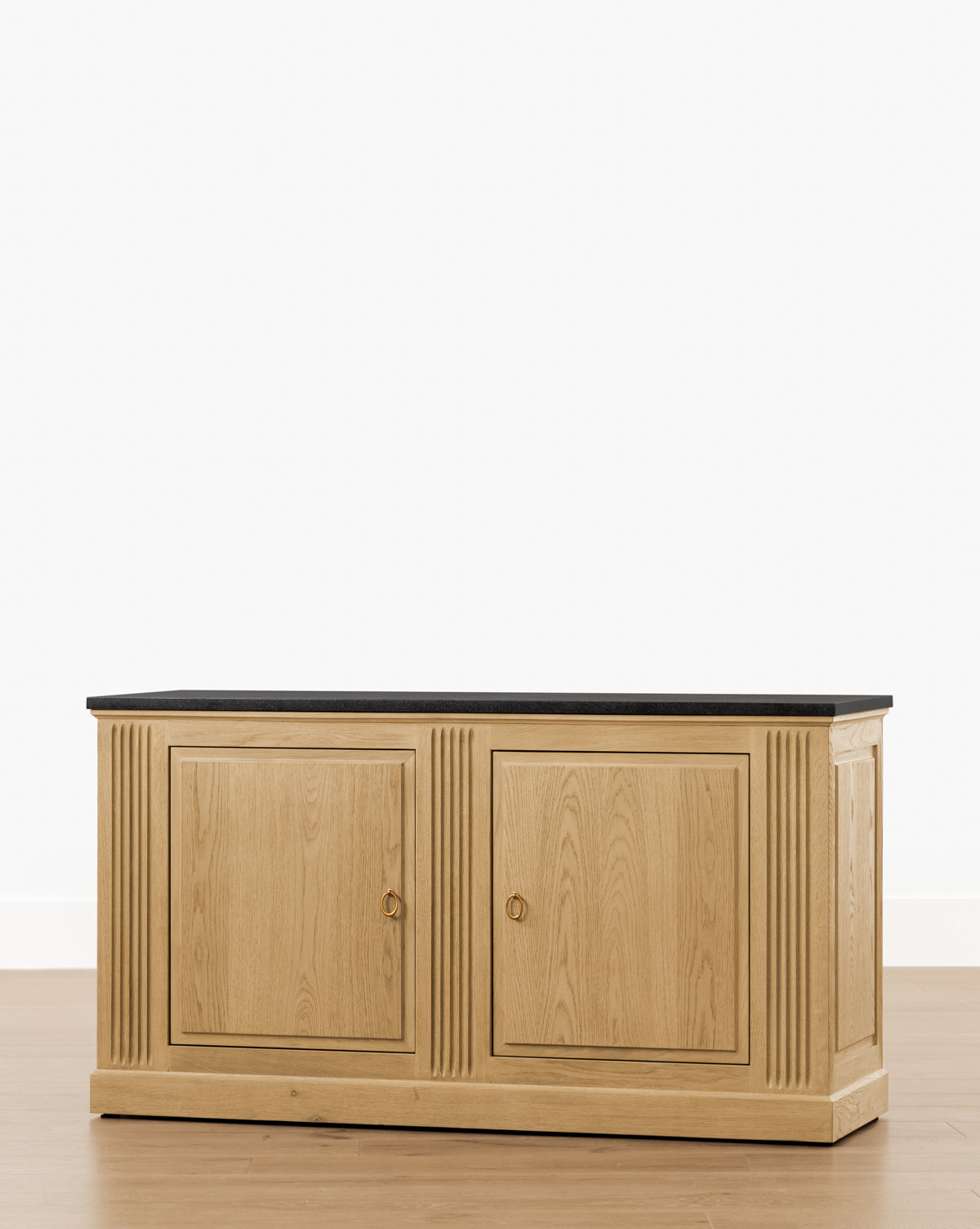 Buffet traditionnel en chêne Drift avec cannelures verticales et texture brossée pour le salon