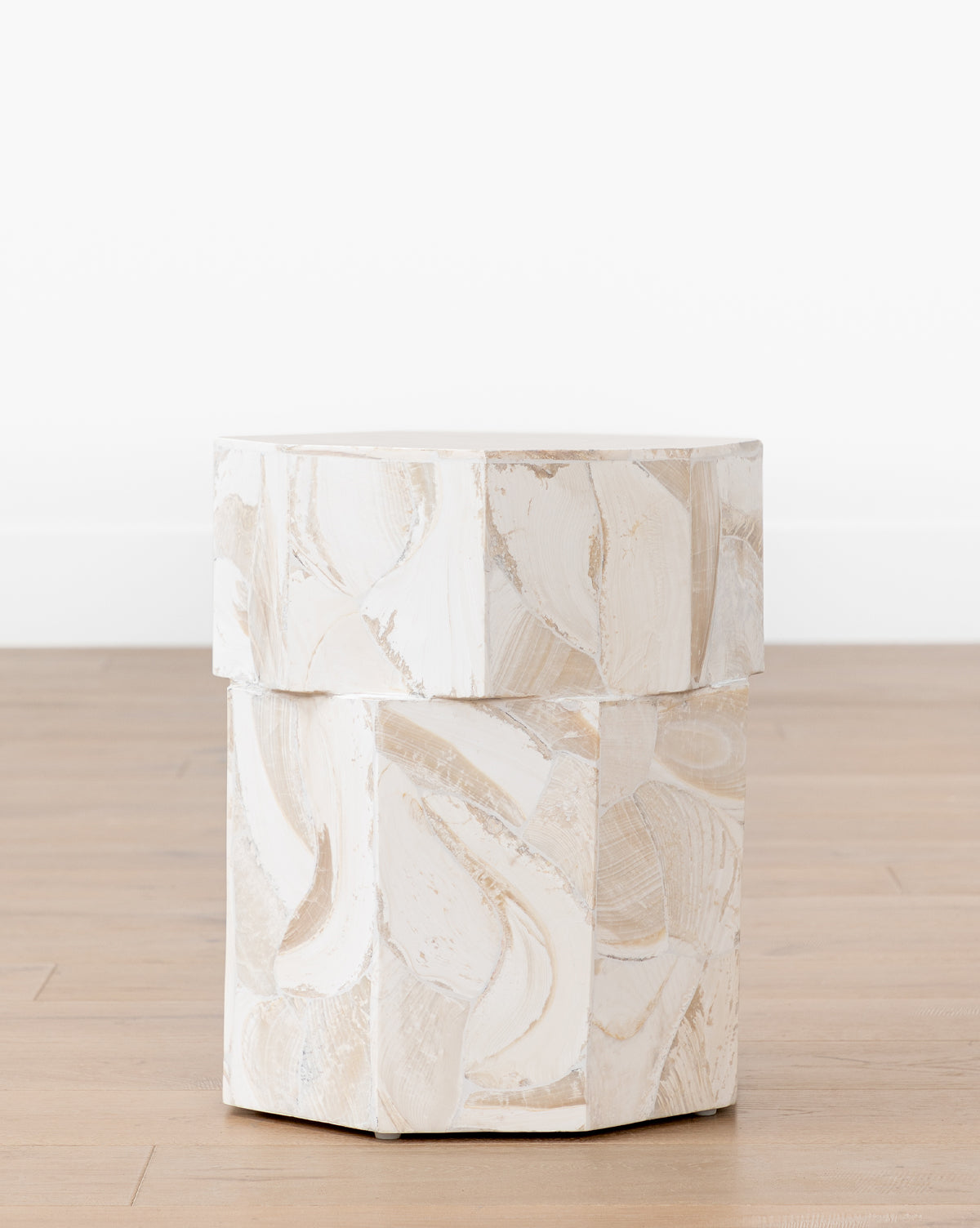 Table d'appoint moderne en bois avec des formes raffinées pour le salon