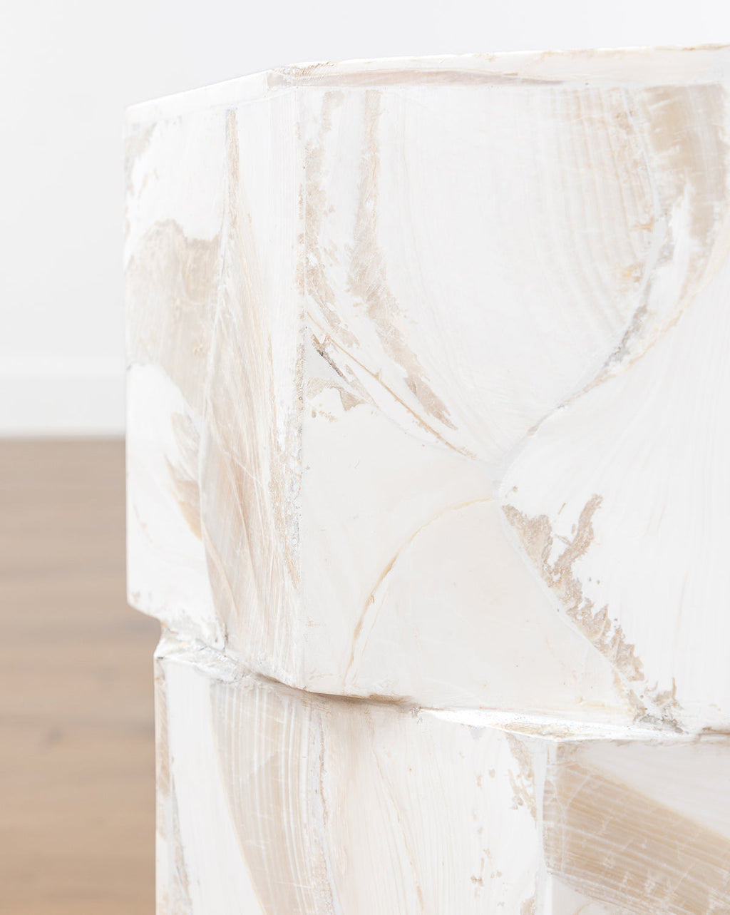 Table d'appoint moderne en bois avec des formes raffinées pour le salon