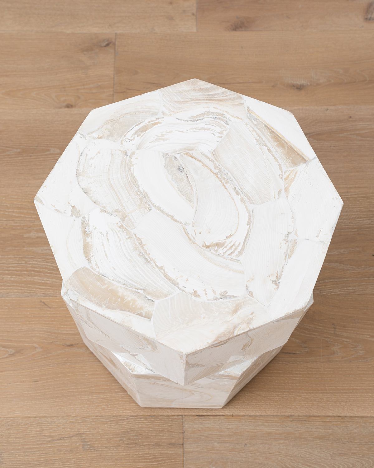 Table d'appoint moderne en bois avec des formes raffinées pour le salon