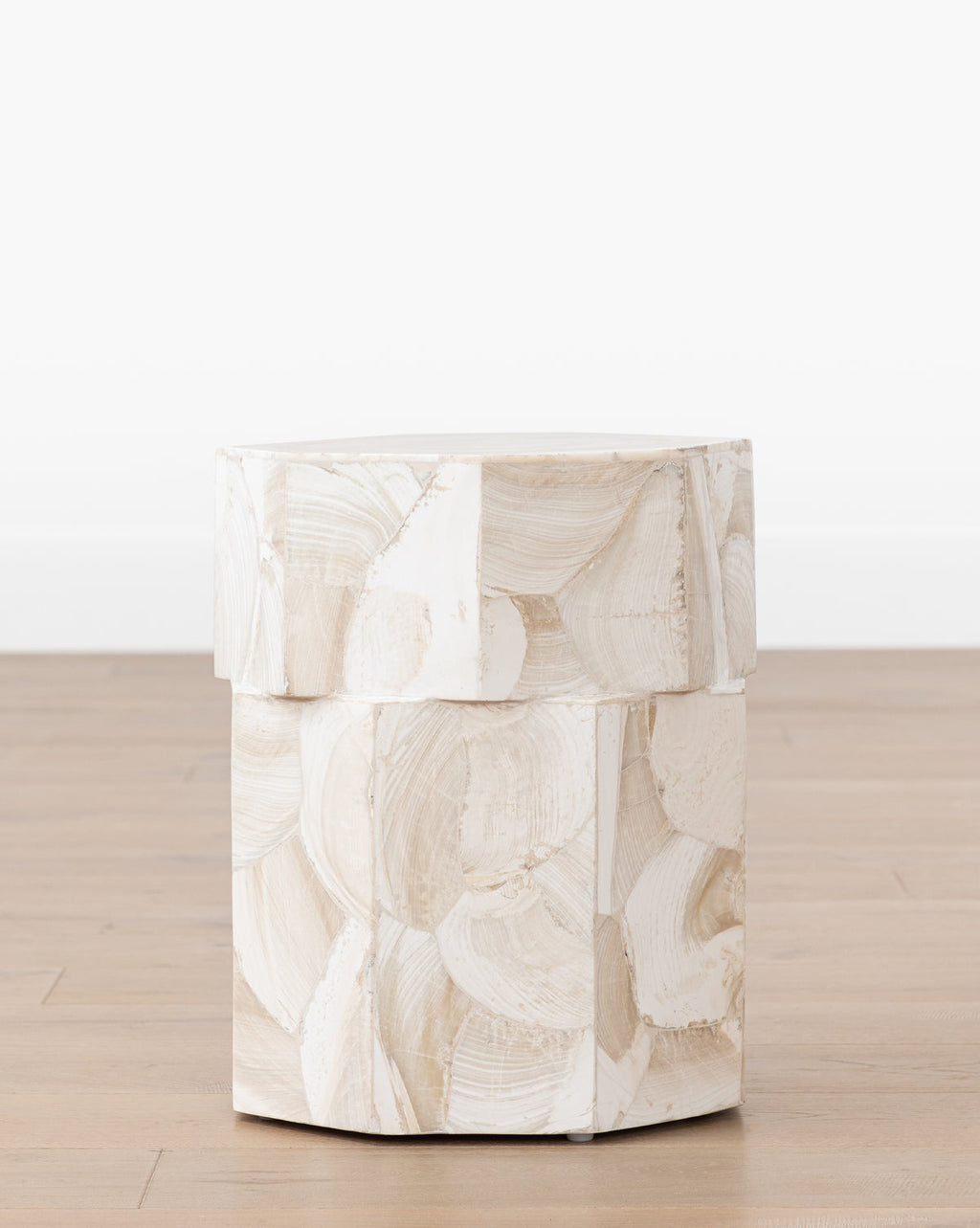 Table d'appoint moderne en bois avec des formes raffinées pour le salon