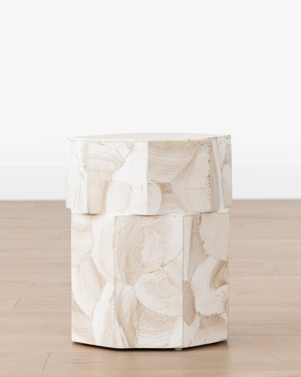 Table d'appoint moderne en bois avec des formes raffinées pour le salon