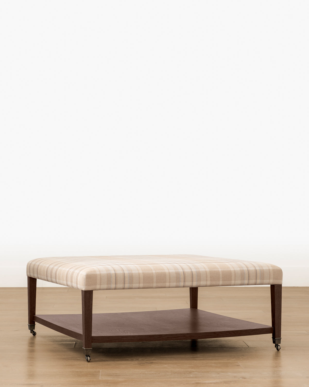Ottoman de table basse rembourré traditionnel avec plateau capitonné et cadre en bois pour salon