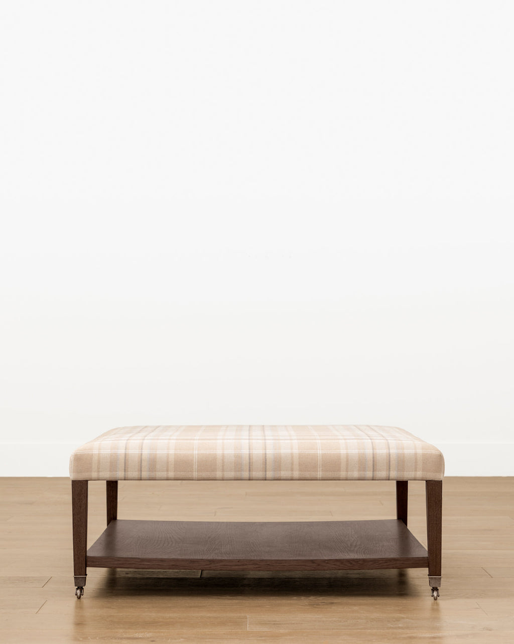 Ottoman de table basse rembourré traditionnel avec plateau capitonné et cadre en bois pour salon