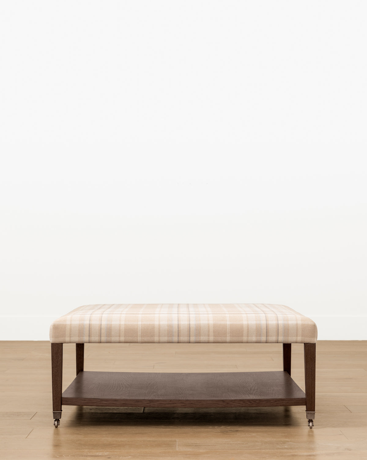 Ottoman de table basse rembourré traditionnel avec plateau capitonné et cadre en bois pour salon
