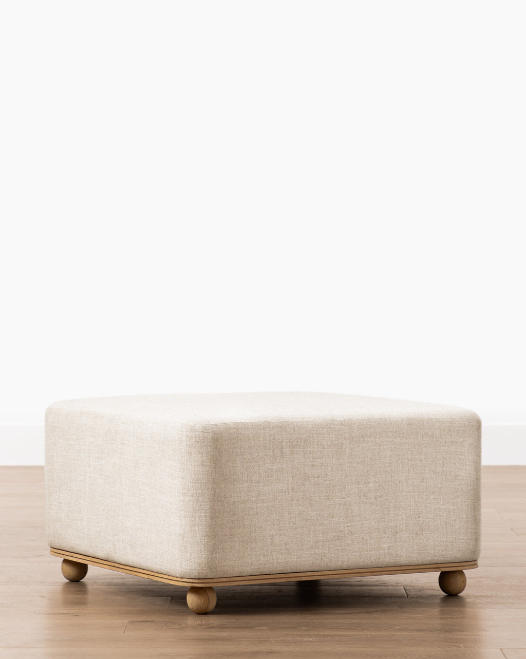 Pouff en tissu moderne aux lignes épurées et au design polyvalent pour le salon