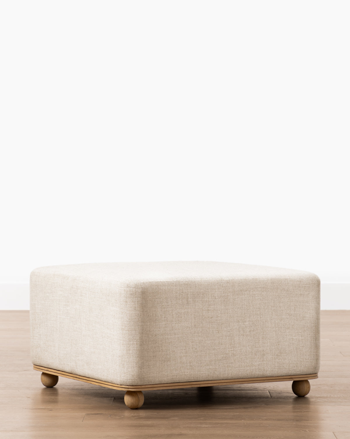 Pouff en tissu moderne aux lignes épurées et au design polyvalent pour le salon