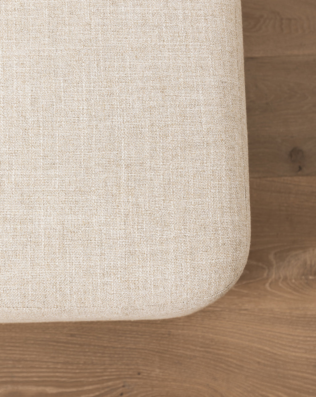 Pouff en tissu moderne aux lignes épurées et au design polyvalent pour le salon