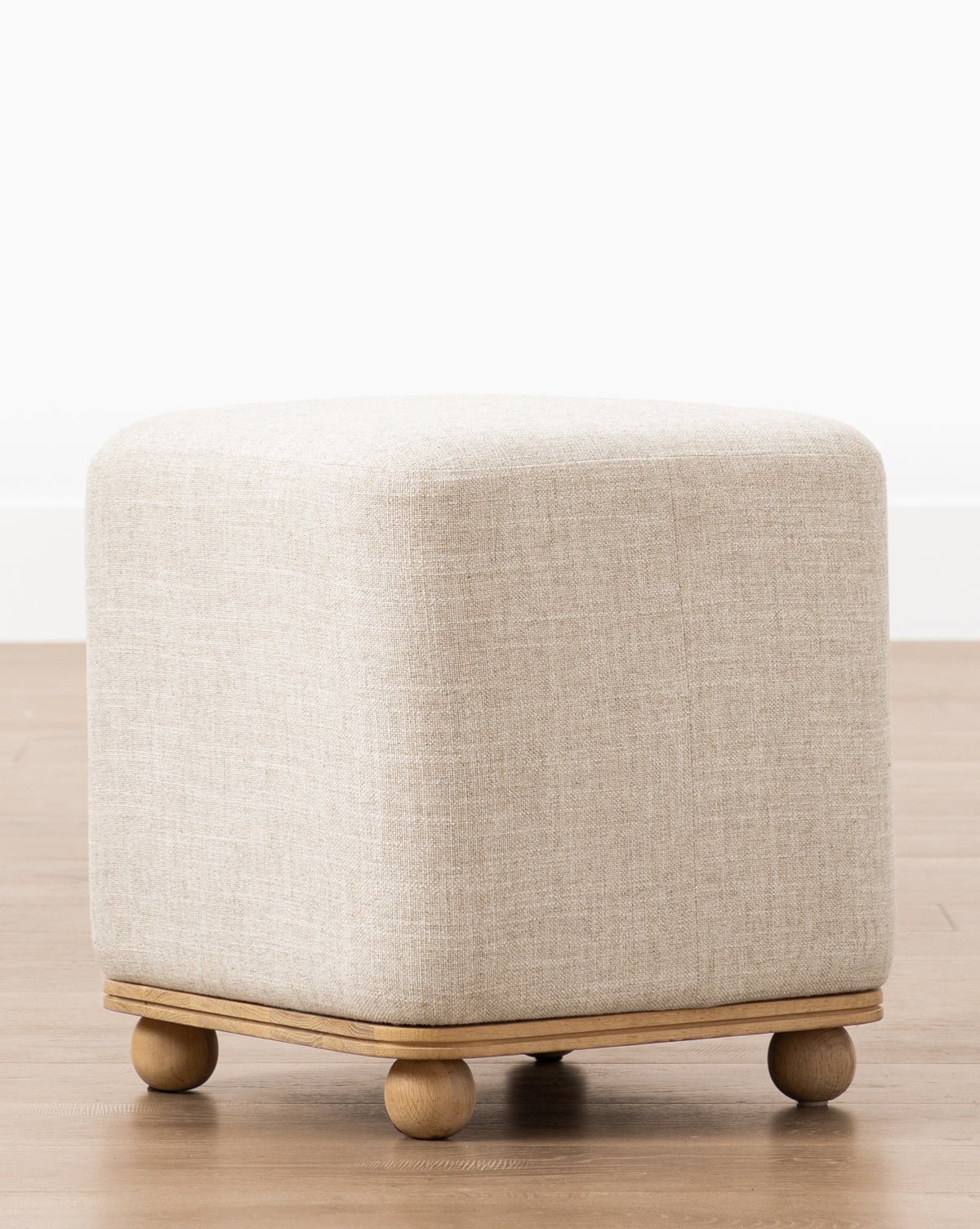 Pouff en tissu moderne aux lignes épurées et au design polyvalent pour le salon
