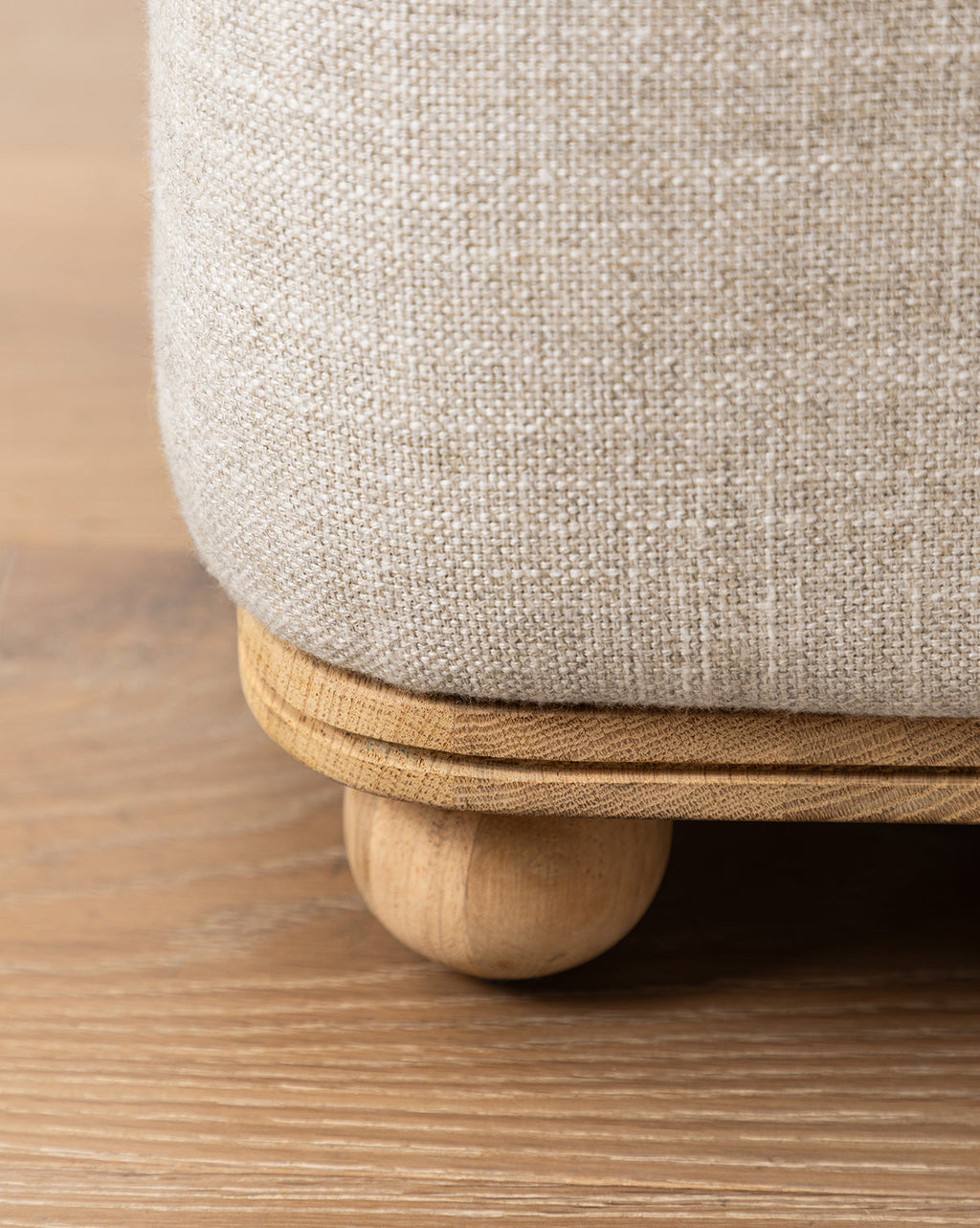 Pouff en tissu moderne aux lignes épurées et au design polyvalent pour le salon