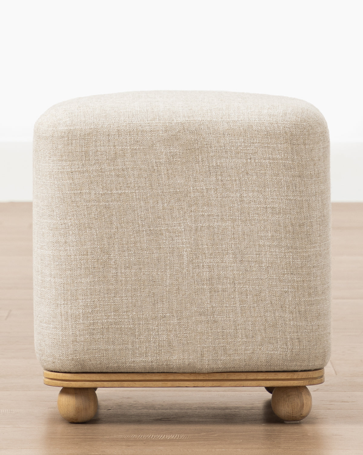 Pouff en tissu moderne aux lignes épurées et au design polyvalent pour le salon