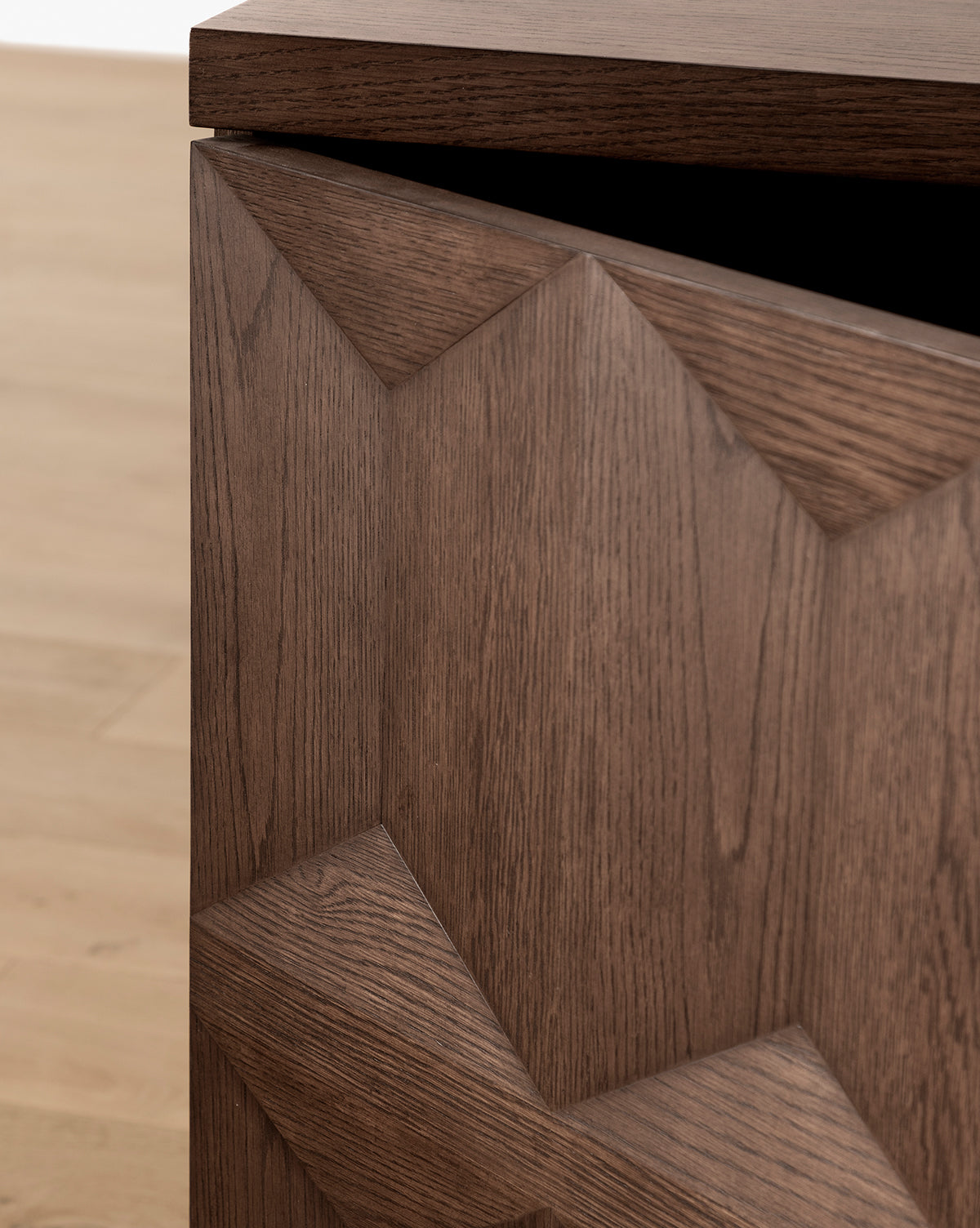 Buffet moderne en bois avec rangement 3 portes et lignes épurées pour le salon