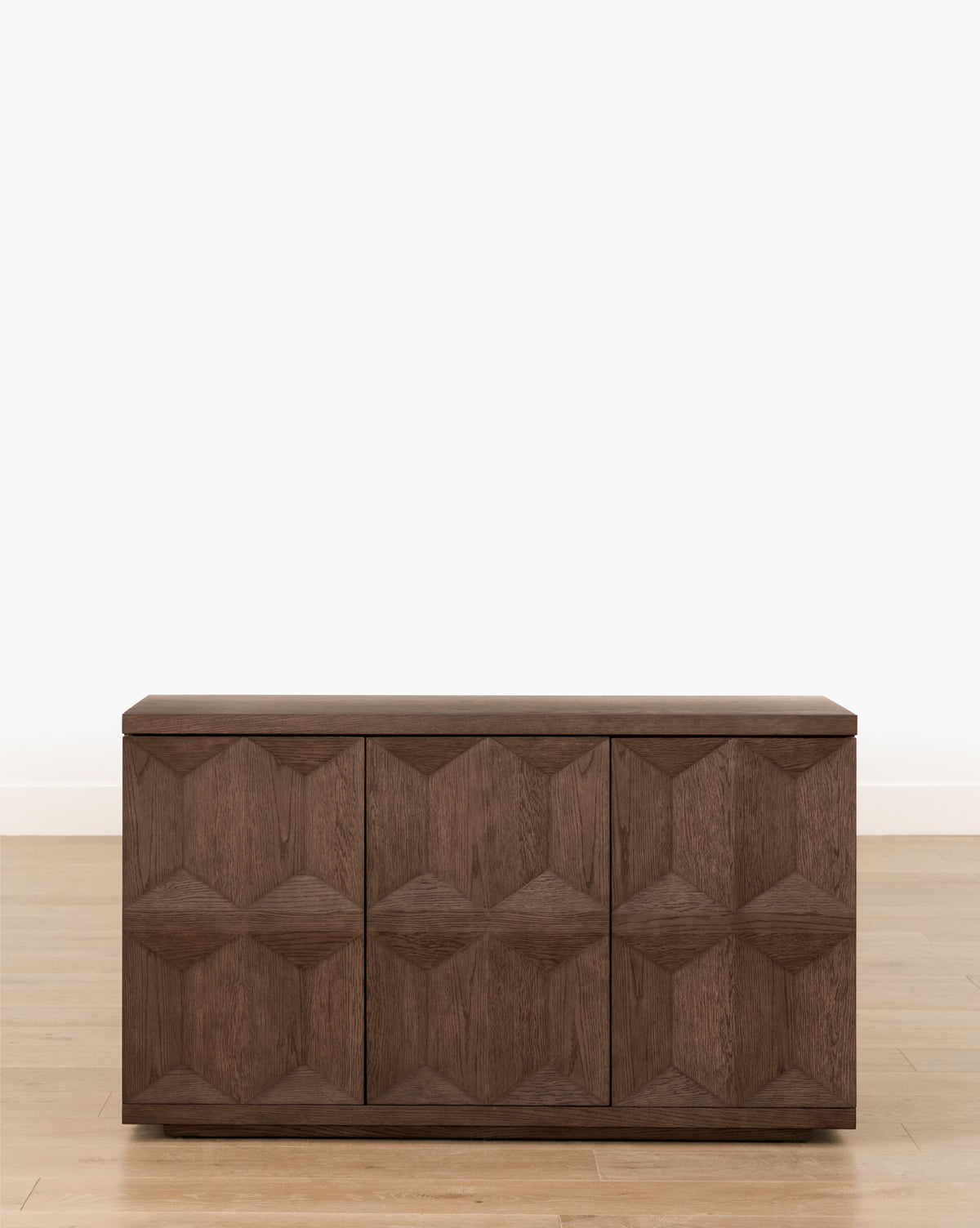 Buffet moderne en bois avec rangement 3 portes et lignes épurées pour le salon