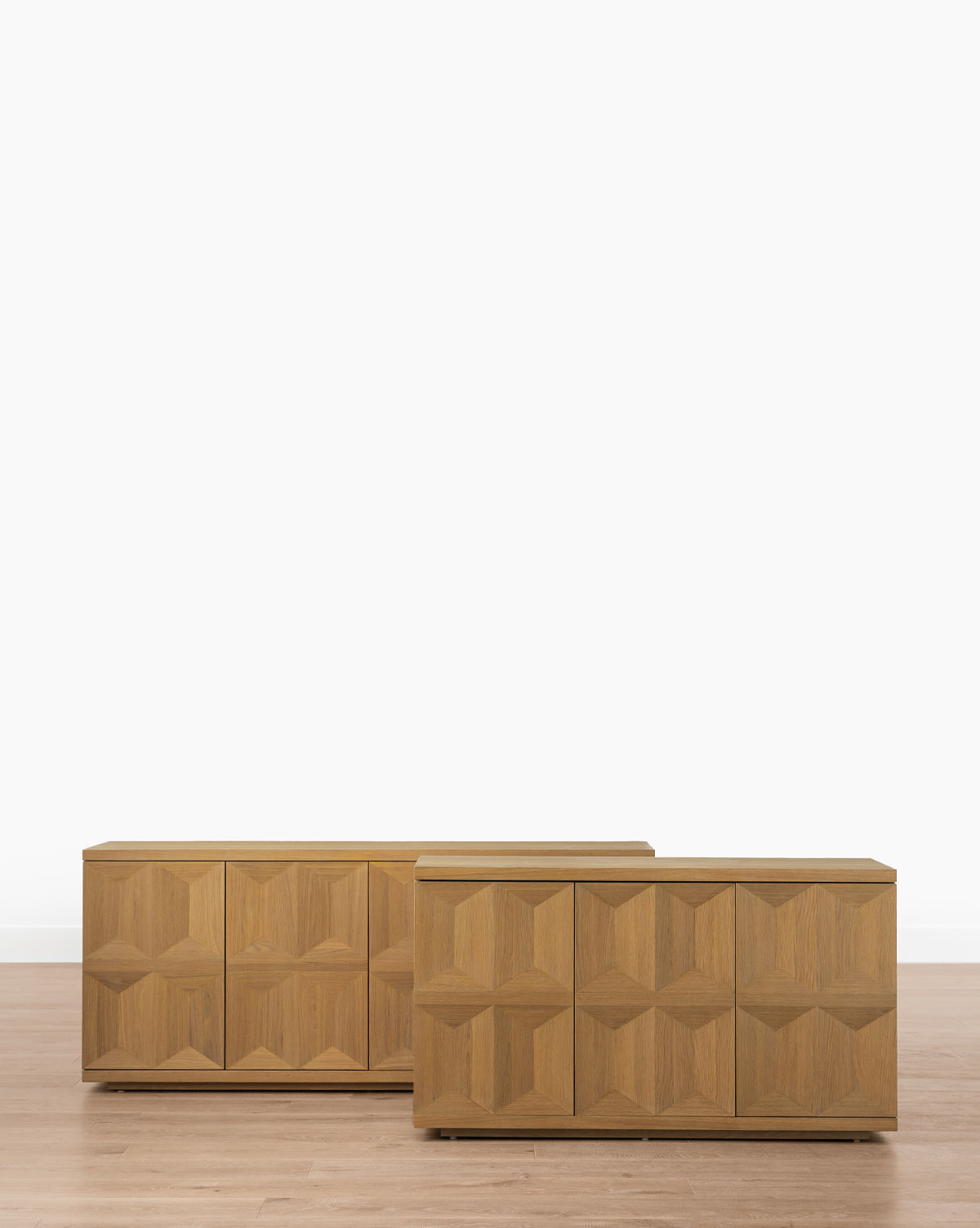 Buffet moderne en bois avec rangement 3 portes et lignes épurées pour le salon