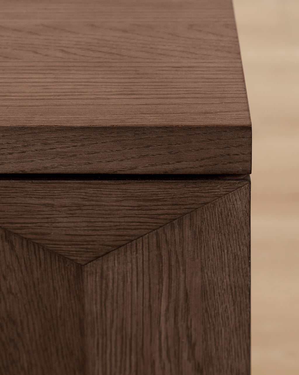 Bahut moderne en bois avec rangements et lignes épurées pour le salon