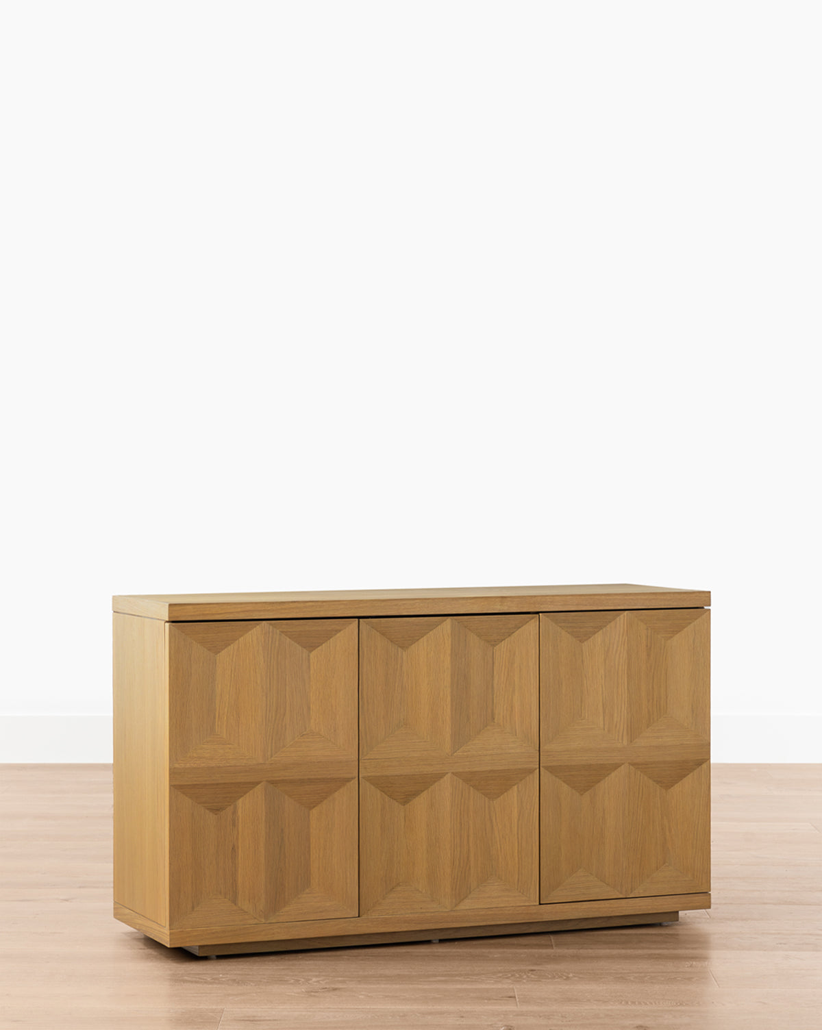 Buffet moderne en bois avec rangement 3 portes et lignes épurées pour le salon