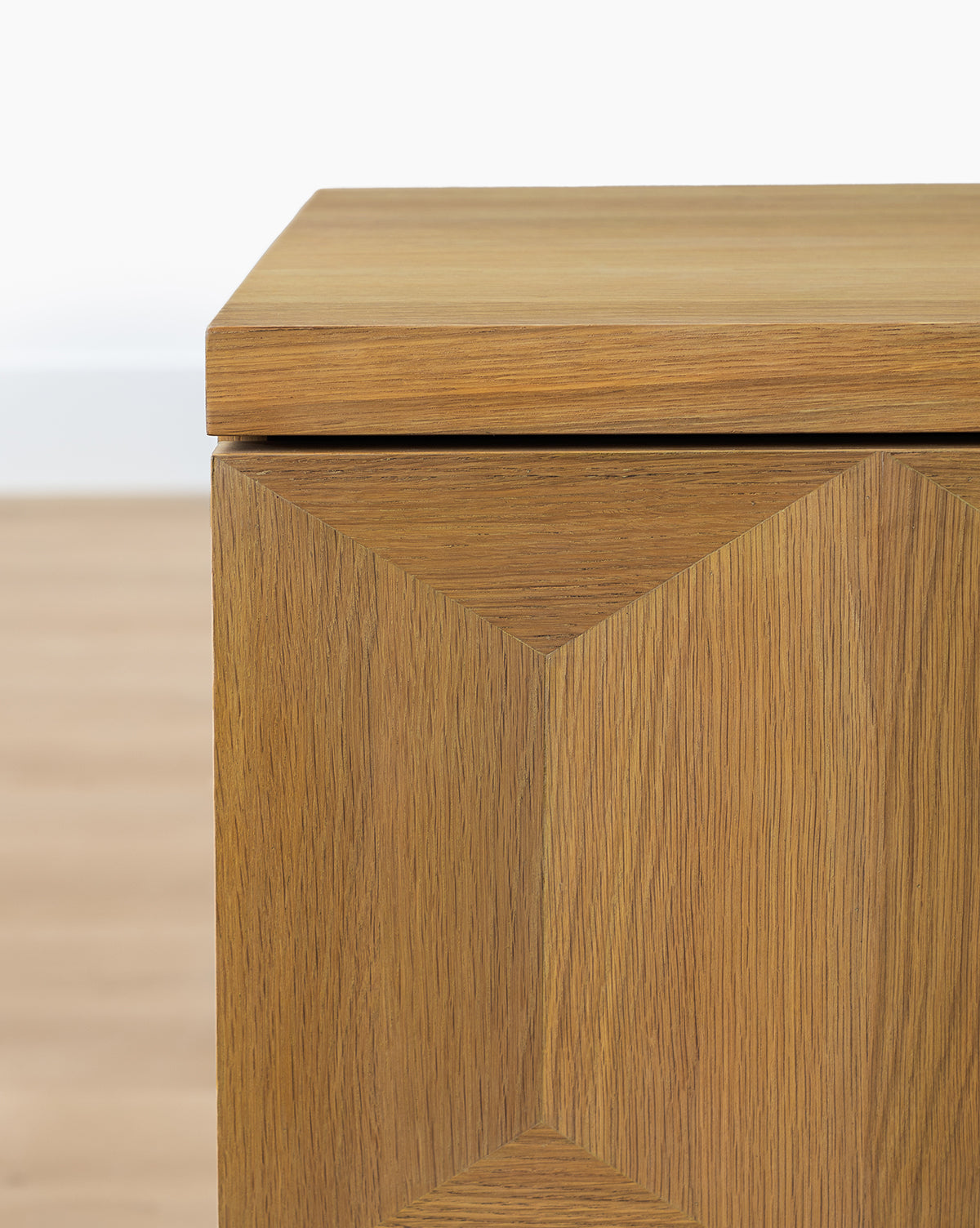 Bahut moderne en bois avec rangements et lignes épurées pour le salon