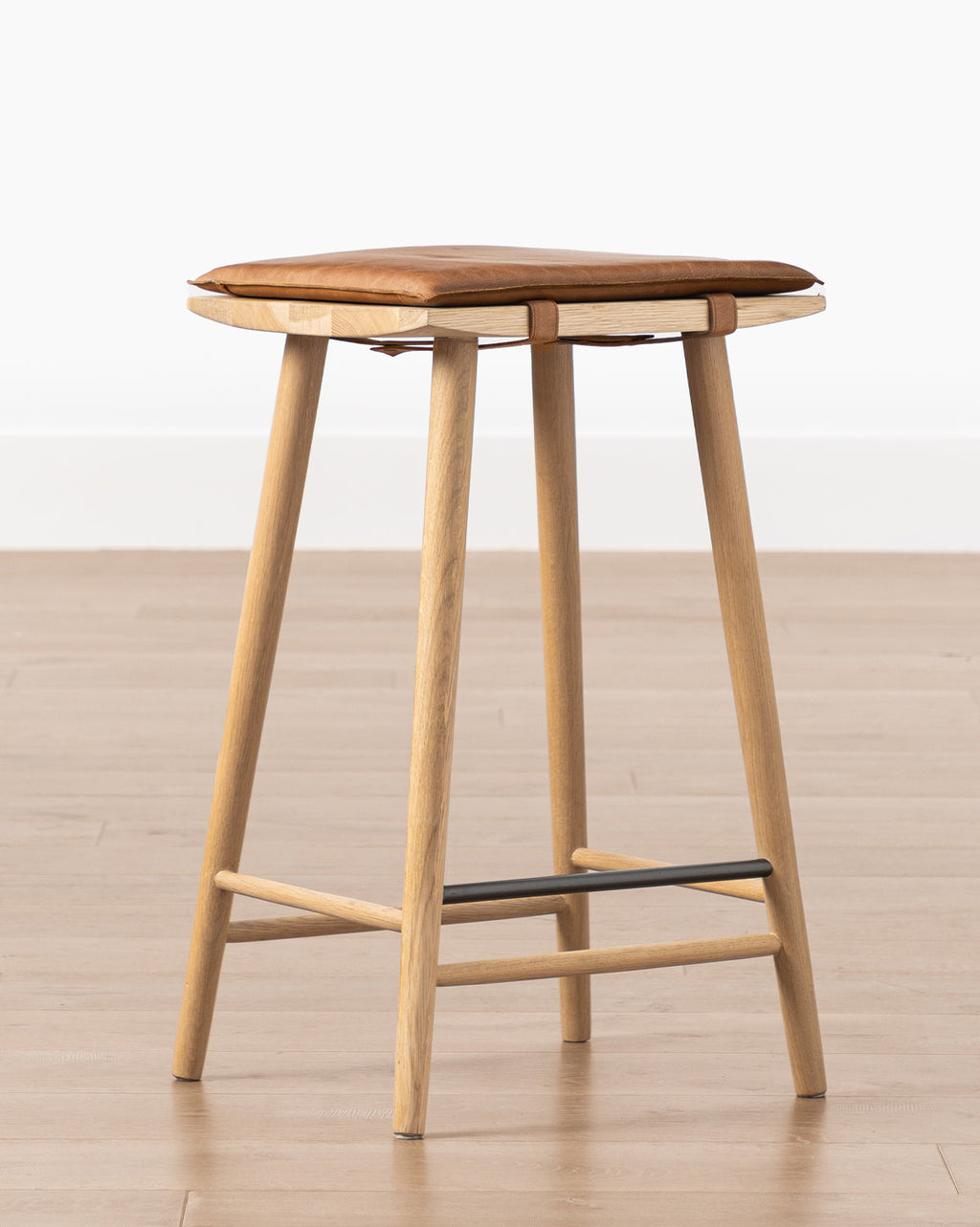Tabouret de comptoir sans dossier moderne en chêne et cuir aniline avec repose-pieds en métal pour salle à manger
