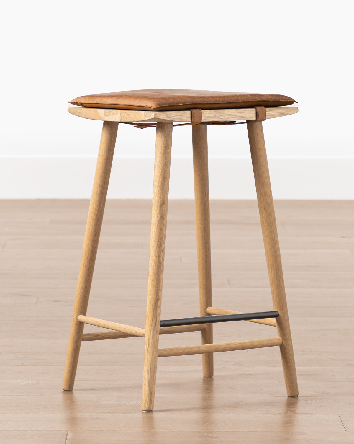 Tabouret de comptoir sans dossier moderne en chêne et cuir aniline avec repose-pieds en métal pour salle à manger