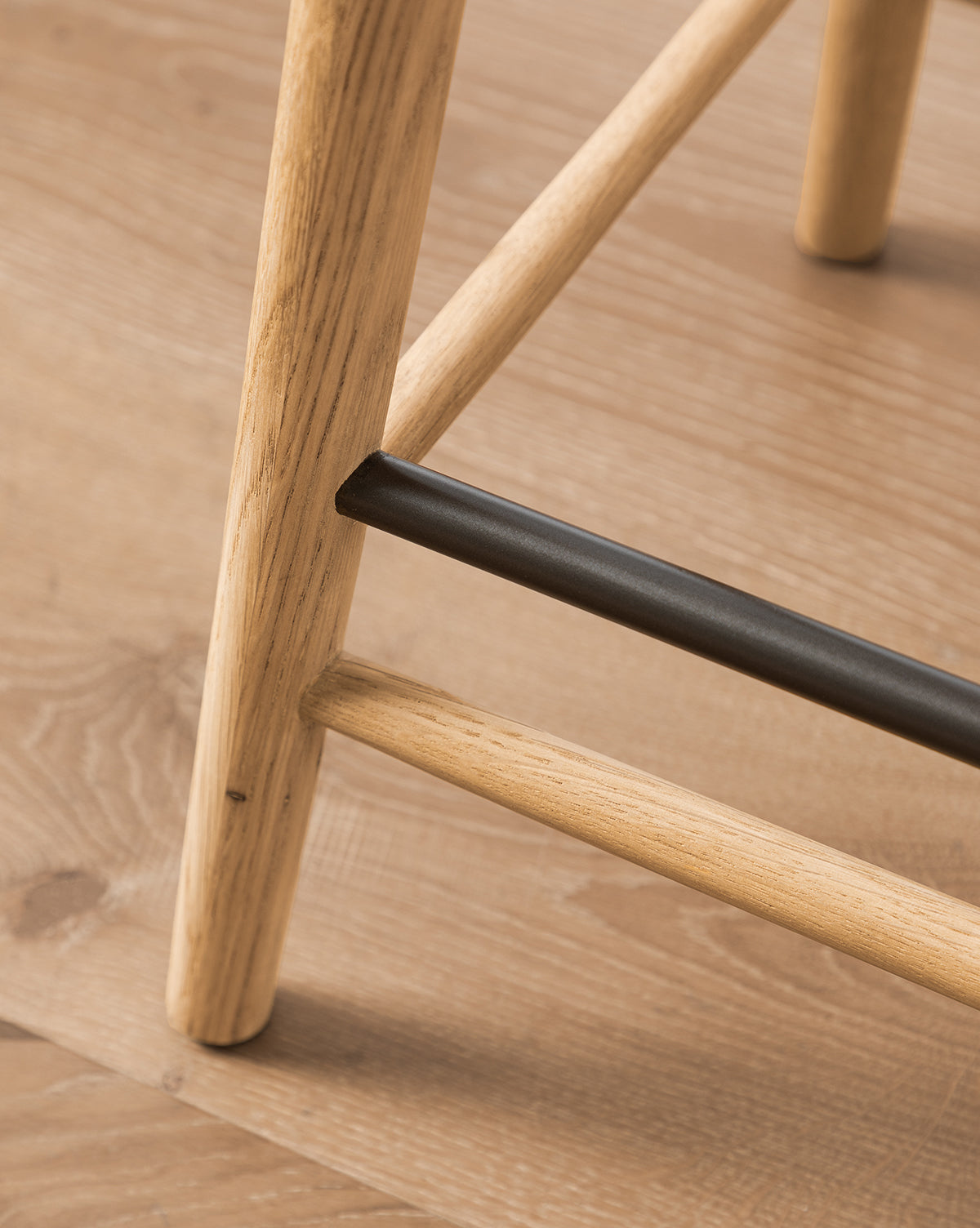 Tabouret de comptoir sans dossier moderne en chêne et cuir aniline avec repose-pieds en métal pour salle à manger