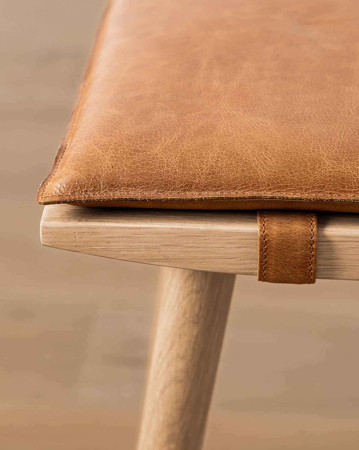 Tabouret de comptoir sans dossier moderne en chêne et cuir aniline avec repose-pieds en métal pour salle à manger