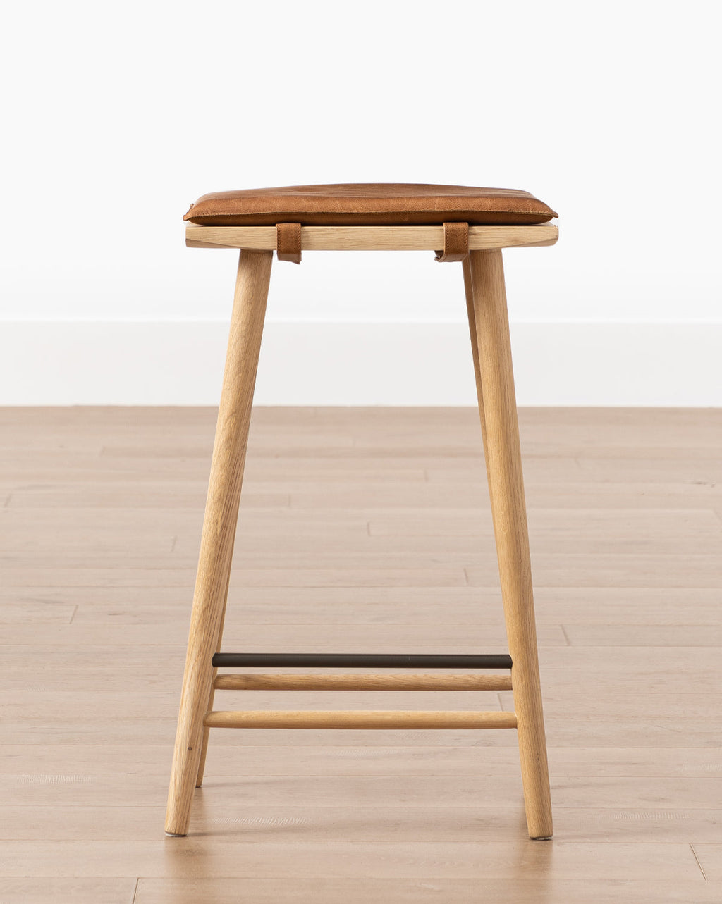 Tabouret de comptoir sans dossier moderne en chêne et cuir aniline avec repose-pieds en métal pour salle à manger