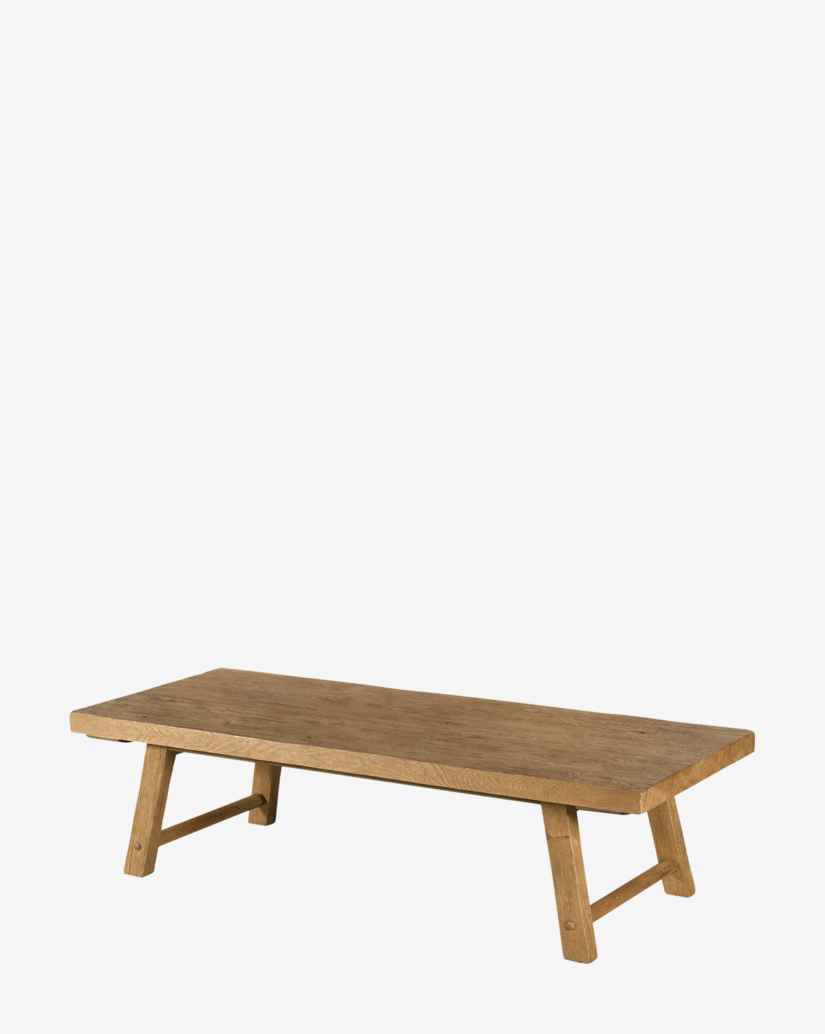 Table basse en chêne rustique avec finition naturelle et design discret pour salon