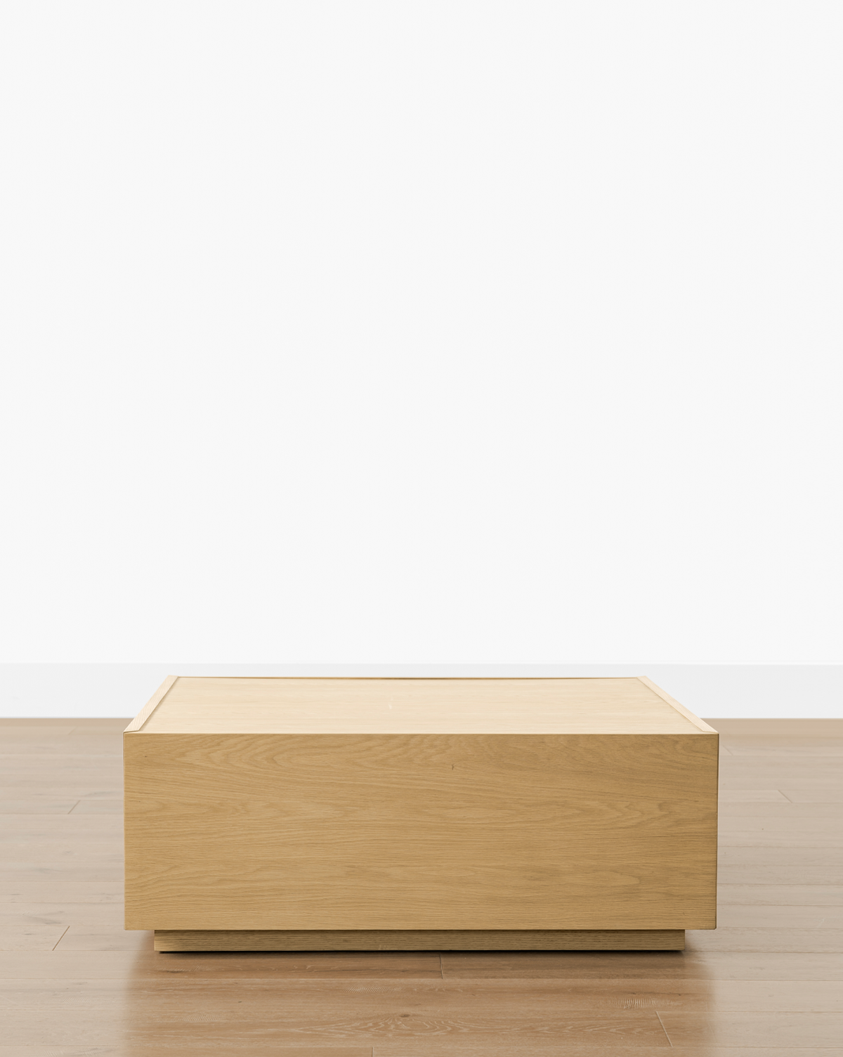 Table basse en bois moderne avec tiroirs de rangement coulissants et lignes épurées pour salon