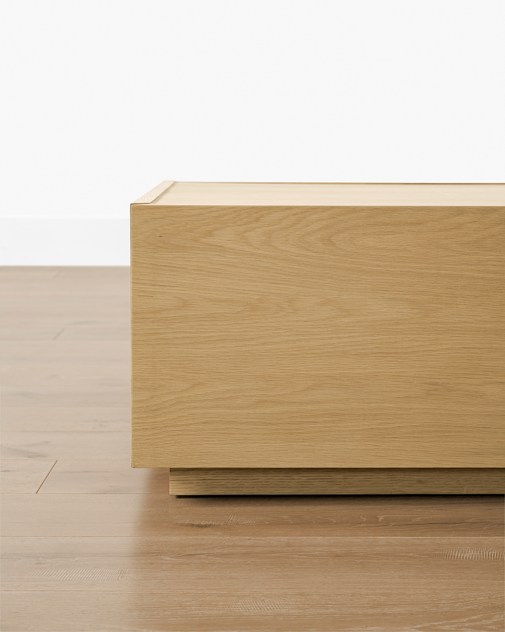 Table basse en bois moderne avec tiroirs de rangement coulissants et lignes épurées pour salon