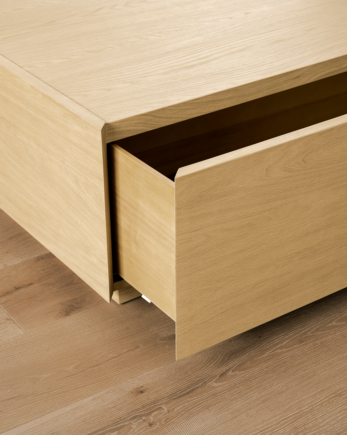 Table basse en bois moderne avec tiroirs de rangement coulissants et lignes épurées pour salon