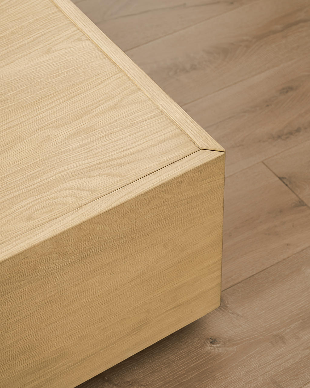 Table basse en bois moderne avec tiroirs de rangement coulissants et lignes épurées pour salon