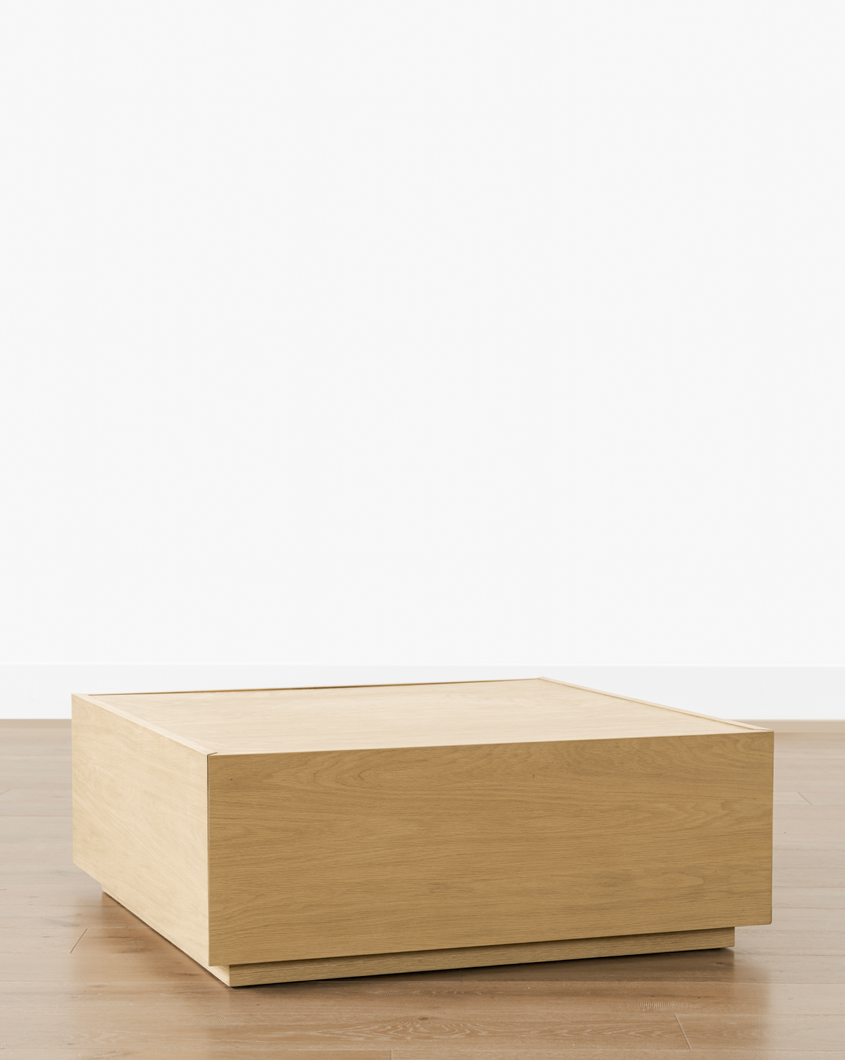 Table basse en bois moderne avec tiroirs de rangement coulissants et lignes épurées pour salon